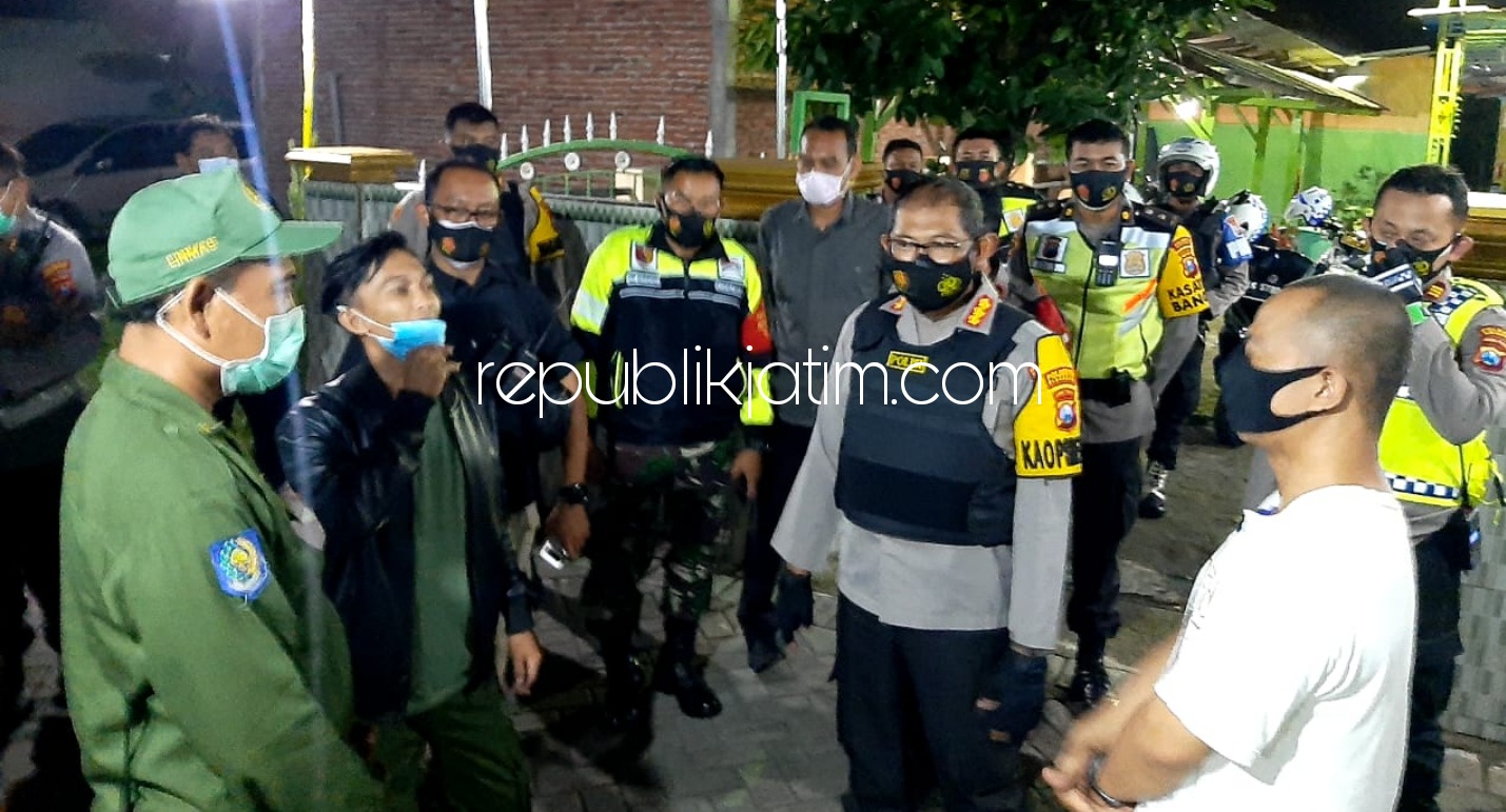 CEK TPS - Kapolresta Sidoarjo Kombes Sumardji bersama sejumlah anggota Polresta Sidoarjo dan Forpimka meninjau TPS 04 Desa Bakungtemenggungan, Kecamatan Balongbendo, Sidaoarjo. Sabtu (19/12/2020) malam. 
