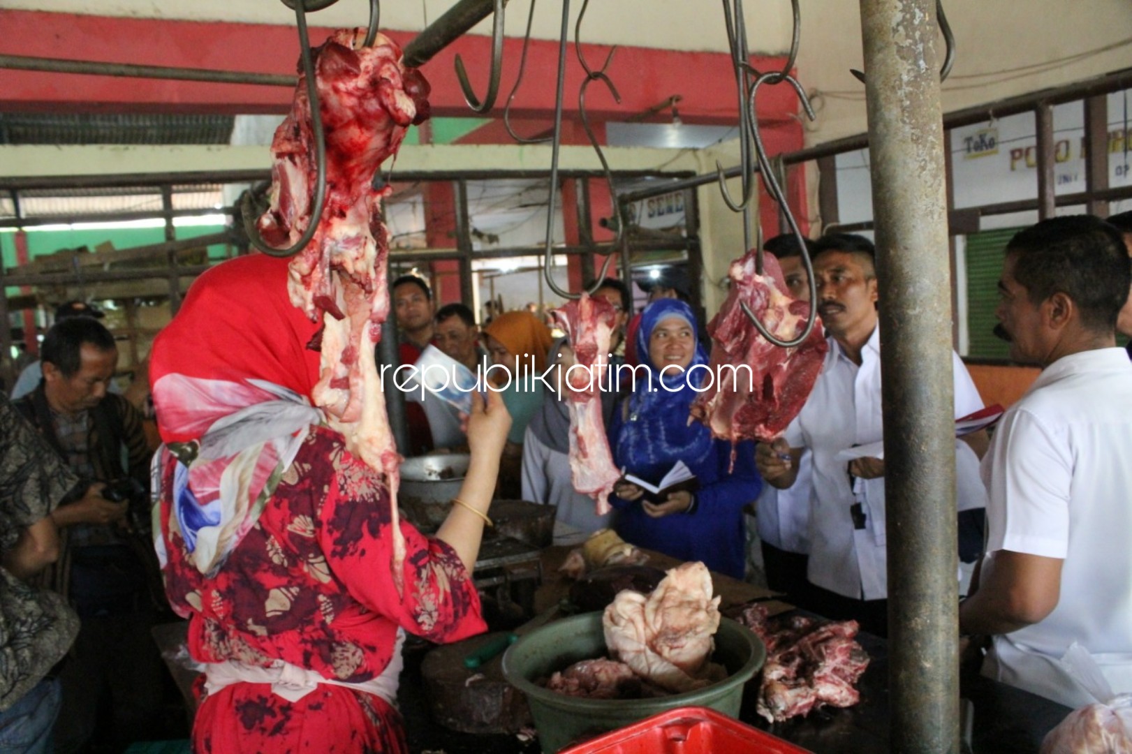 SIDAK - Satgas Pangan Polresta Sidoarjo dan sejumlah Organisasi Perangkat Daerah (OPD) Pemkab Sidoarjo terkait menggelar sidak harga kebutuhan pokok di Pasar Tradisional Gedangan, Sidoarjo, Jumat (20/12/2019).