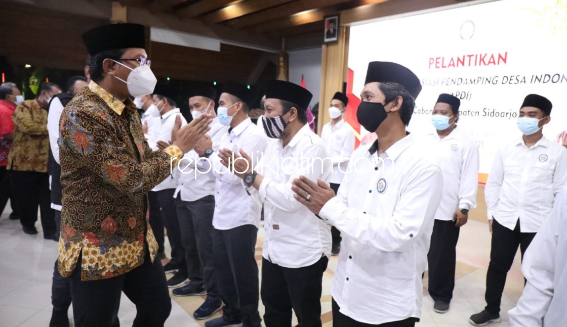 UCAPAN - Bupati Sidoarjo Ahmad Muhdlor Ali (Gus Muhdlor) memberi ucapan selamat kepada para pengurus APDI Sidoarjo yang baru dilantik di Pendopo Delta Wibawa, Sabtu (19/12/2021) malam. 