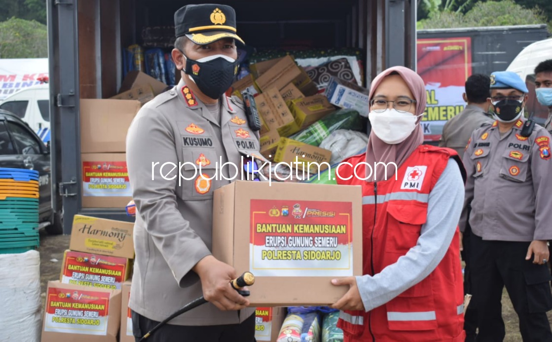BANTUAN - Kapolresta Sidoarjo Kombes Pol Kusumo Wahyu turun langsung meninjau posko tanggap darurat bencana yang berlokasi di Kantor Kecamatan Pasirian, Lumajang, Minggu (19/12/2021).