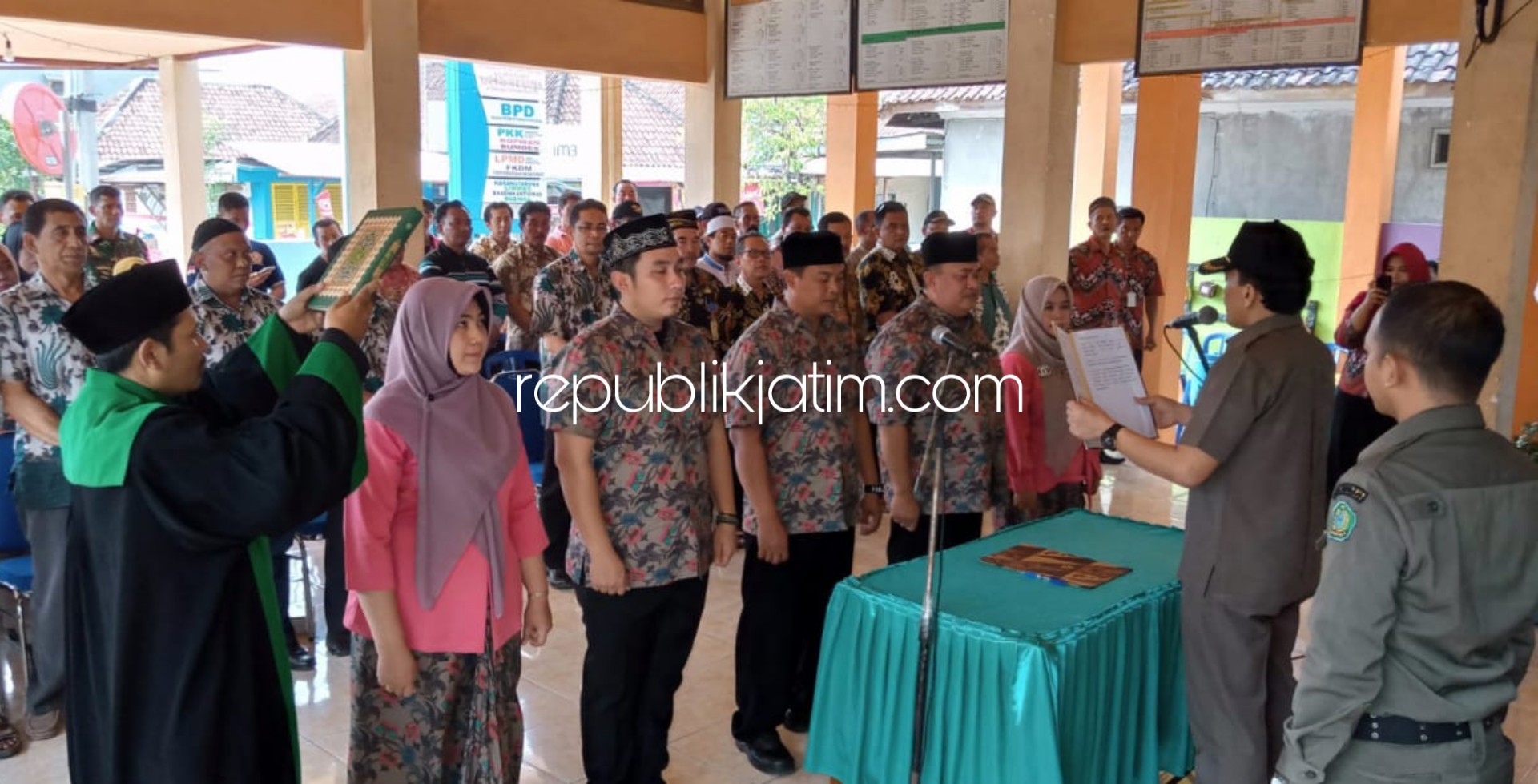LANTIK - Camat Jabon, Mokhamad Aziz Muslim mengambil sumpah dan menyerahkan SK anggota BPD Kedungpandan, Kecamatan Jabon, Sidoarjo, Jumat (20/12/2019).