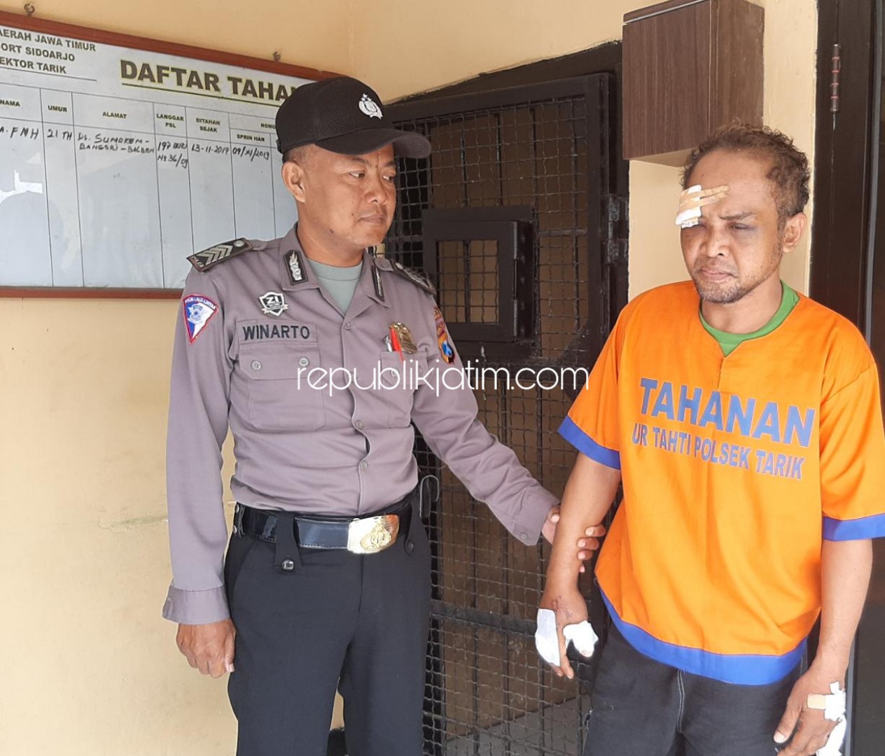 JAMBRET - Tersangka penjambretan kalung emas, Nico Fernandes (38) warga Desa Sumput, Kecamatan Driyorejo, Gresik ditangkap petugas Polsek Tarik, Jum'at (20/12/2019).