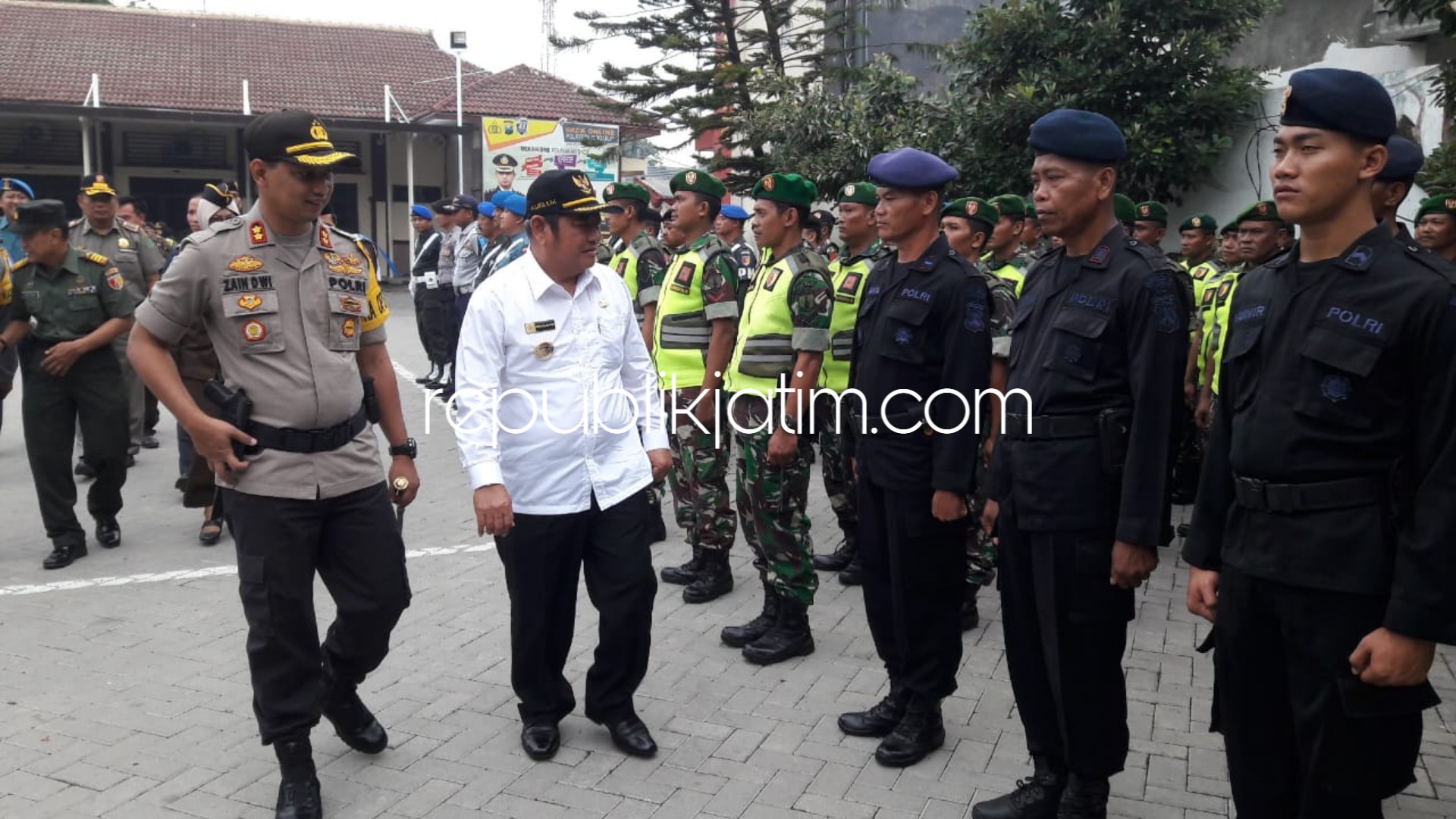 CEK PASUKAN - Kapolresta Sidoarjo, AKBP Zain Dwi Nugroho dan Bupati Sidoarjo, Saiful Ilah mengecek 630 pasukan yang disiapka dalam Operasi Lilin Semeru 2018, Jumat (21/12/2018).