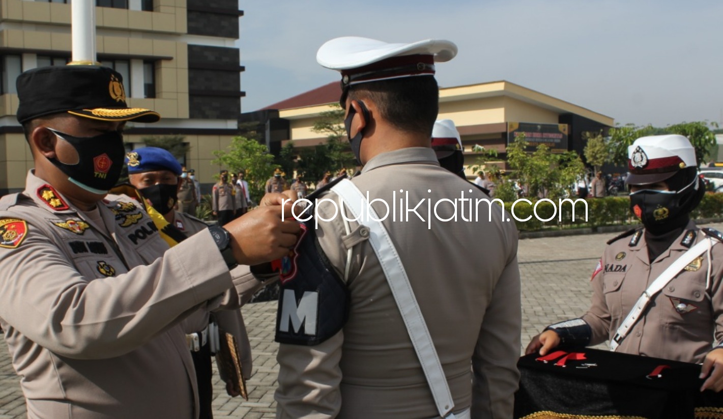 PENYEMATAN - Wakapolresta Sidoarjo AKBP Deny Agung Andriana memimpin Apel Gelar Pasukan Operasi Lilin Semeru 2020 di Polresta Sidoarjo sekaligua penyematan pin untuk 265 personel yang diterjunkan selama operasi, Senin (21/12/2020). 