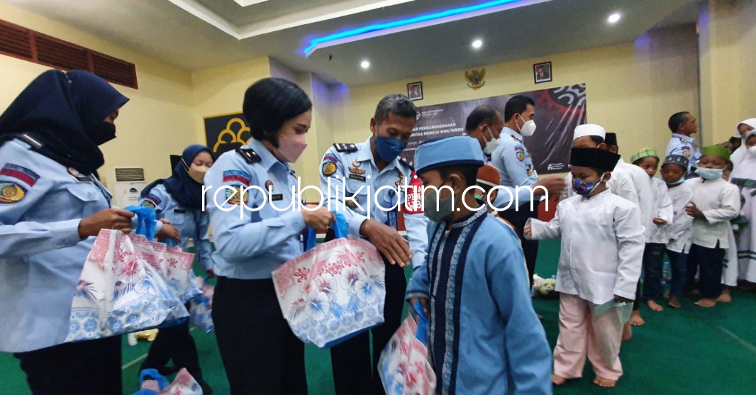 SANTUNAN - Lapas Kelas I Surabaya di Porong pasca mendapat predikat Wilayah Bebas Korupsi (WBK) dari KemenPAN-RB, seluruh pegawai yang dipimpin Gun Gun Gunawan menyisihkan rizki untuk anak yatim piatu, Selasa (21/12/2021).