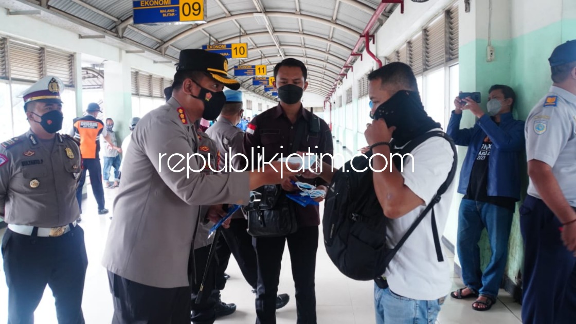 CEK - Kapolresta Sidoarjo Kombes Pol Kusumo Wahyu Bintoro mengecek penerapan protokol kesehatan dan aplikasi PeduliLindungi di Terminal Bus Purabaya, Bungurasih, Kecamatan Waru, Sidoarjo, Selasa (21/12/2021).