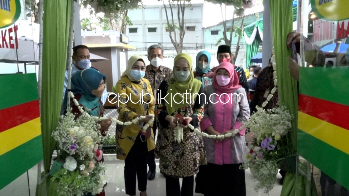 RESMIKAN - Ketua TP PKK Sidoarjo, Ny Sa'adah Ahmad Muhdlor, Wakil Ketua TP PKK Sidoarjo dr Sriatun Subandi, Sekda Achmad Zaini dan Ketua Dharmawanita, Endang Achmad Zaini serta jajaran meresmikan Gedung KPRI Delta Makmur Sidoarjo, Selasa (21/12/2021).