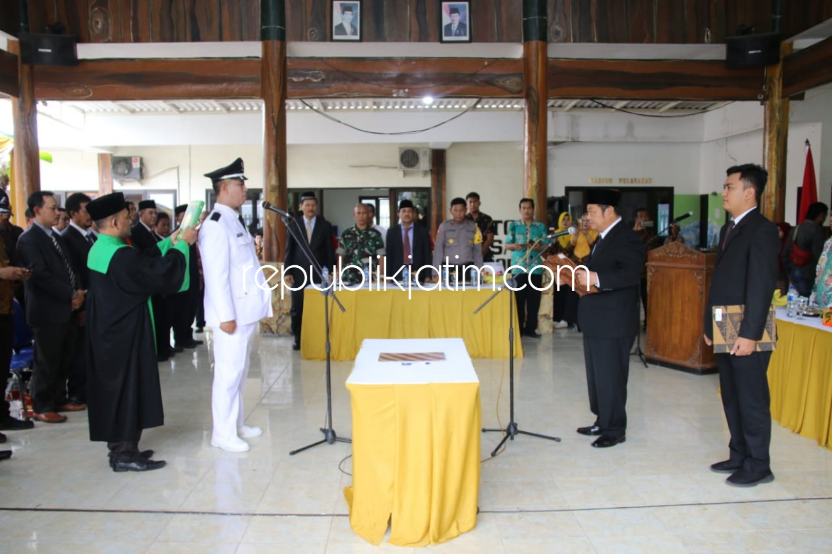 LANTIK - Bupati Sidoarjo, Saiful Ilah melantik Kades Trosobo, Heri Achmadi setelah dinyatakan menang dalam gugatan PTUN di Pendopo Kantor Desa Trosobo, Kecamatan Taman, Sidoarjo, Jumat (21/12/2018).