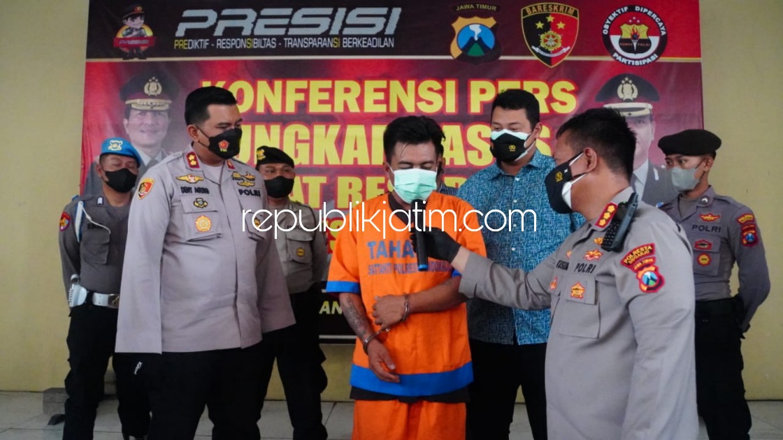 INTEROGASI - Kapolresta Sidoarjo Kombes Pol Kusumo Wahyu Bintoro menginterogasi tersangka penipuan Achmad Purwanto yang telah menipu korbannya FAP hingga jutaan rupiah saat dipamerkan ke media, Selasa (21/12/2021) sore.
