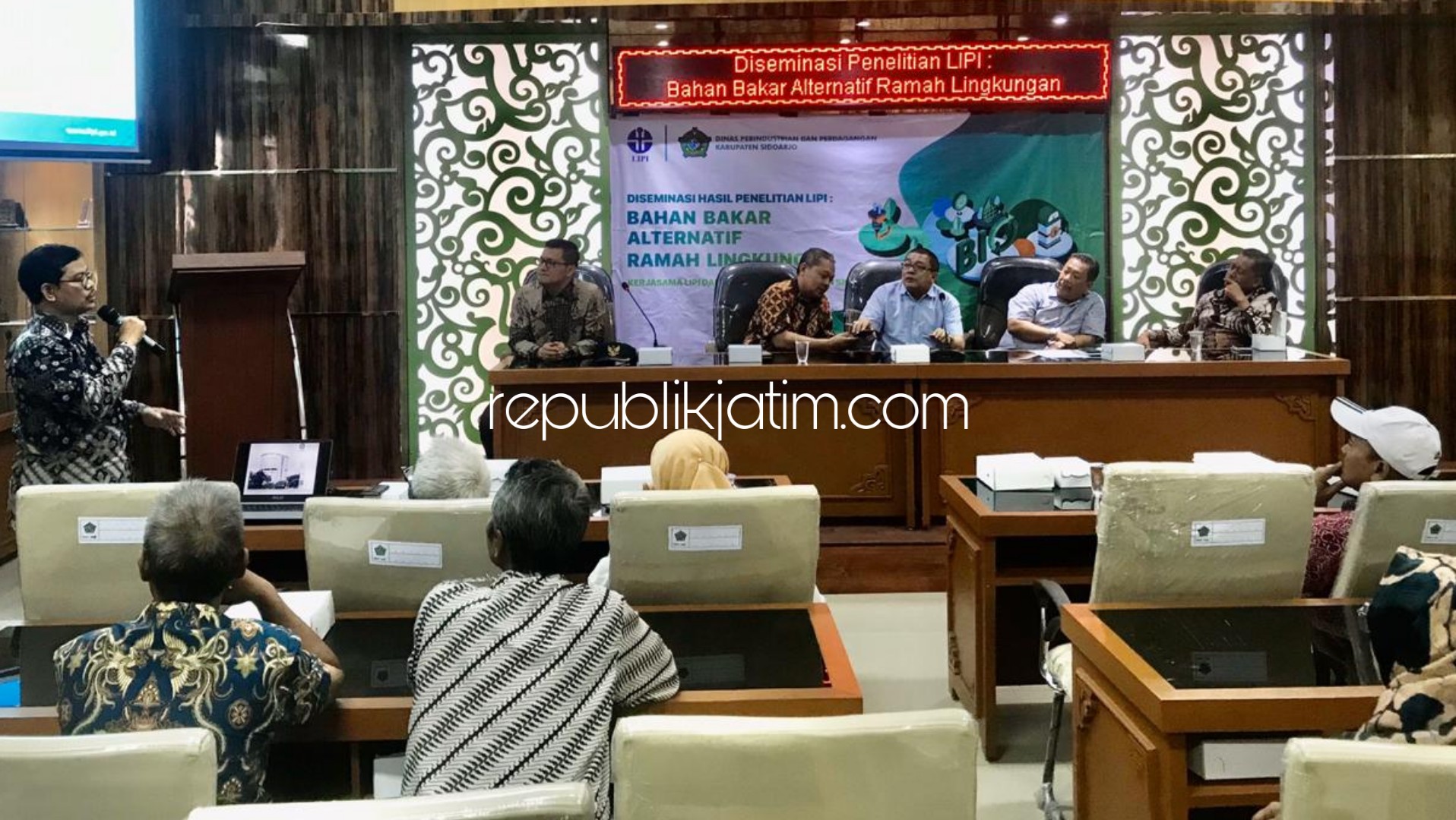 AJAK - Peneliti Madya Bidang Biomaterial, LIPI, Dr Lisman Suryanegara mengajak puluhan produsen tahu asal Desa Tropodo, Kecamatan Krian, Sidoarjo menggunakan energi altermatif untuk produksi tahu di kantor Disperindag Pemkab Sidoarjo, Sabtu (21/12/2019).