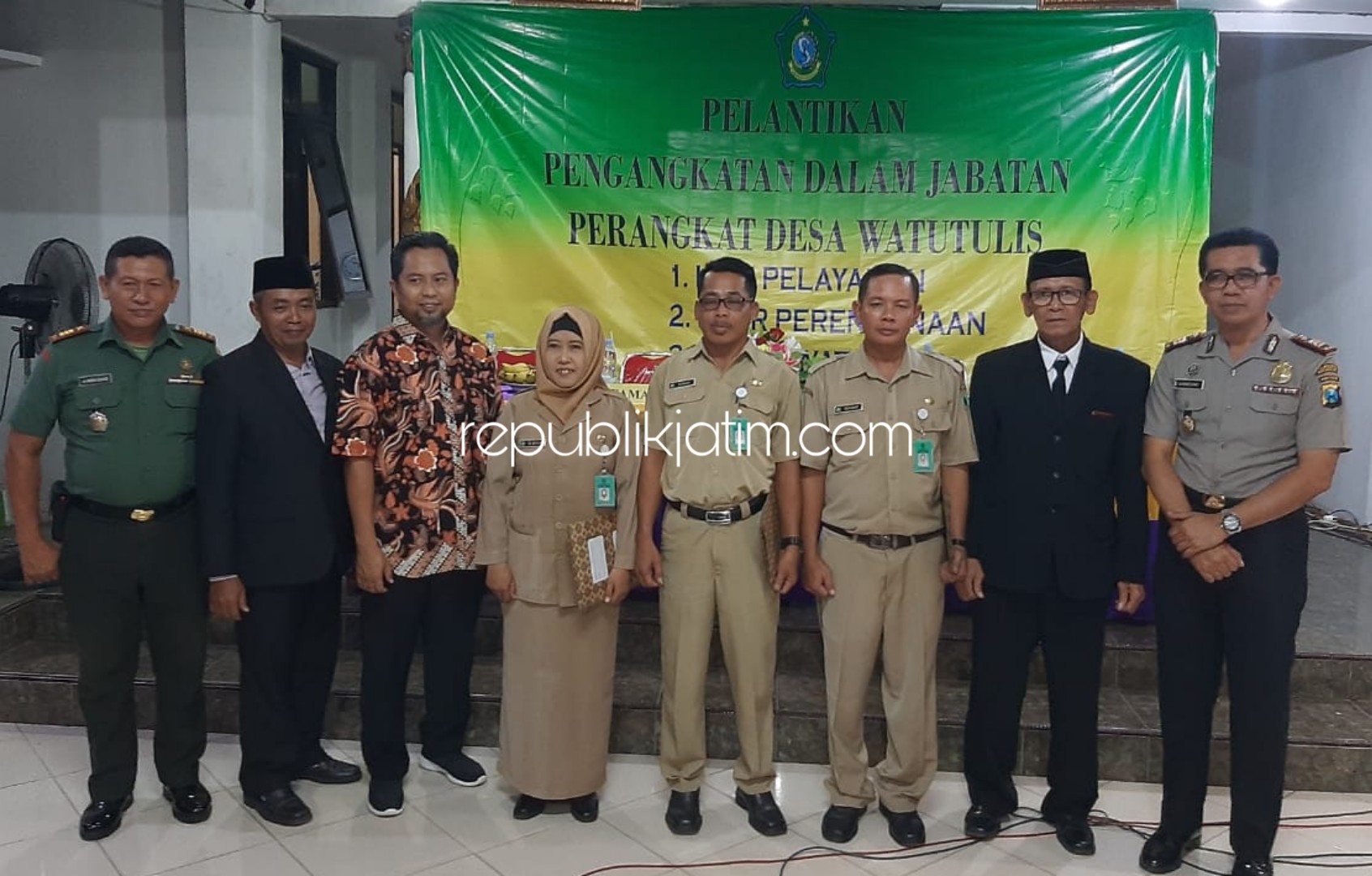MUTASI - Kepala Desa Watutulis, Kecamatan Prambon, Sidoarjo memutasi 3 jabatan perangkatnya di kantor balai desa setempat, Jumat (20/12/2019) malam.