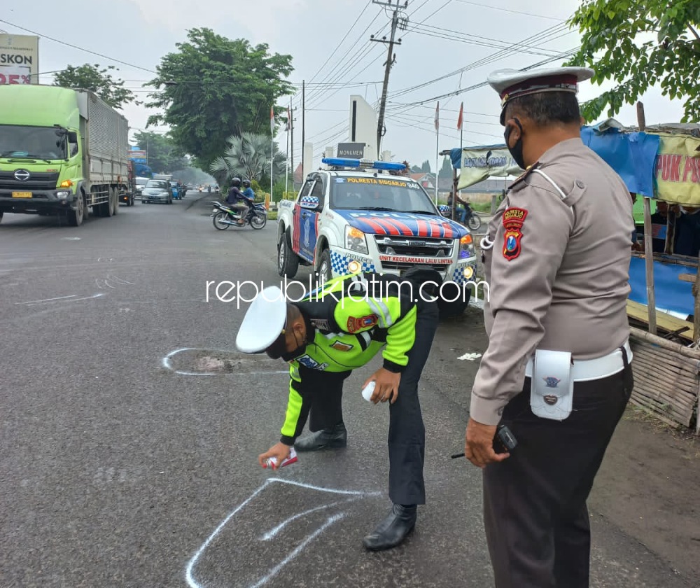 OLAH TKP - Sejumlah Petugas Unit Laka, Satuan Lantas, Polresta Sidoarjo menggelar olah TKP tabrakan motor lawan motor di JL Raya Wonoplintahan, Kecamatan Prambon, Sidoarjo, Selasa (21/12/2021).