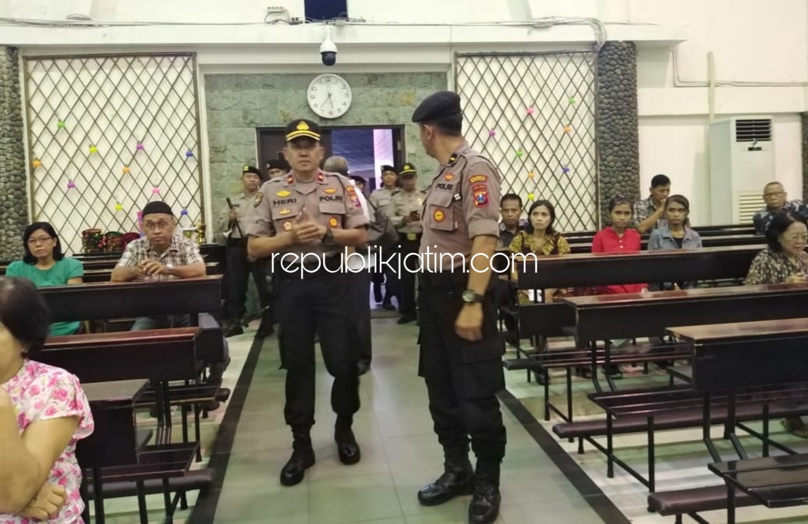 GLADI - Sejumlah anggota Polresta Sidoarjo gladi pengamanan di sejumlah gereja di Sidoarjo menjelang pengamanan Natal 2019, Minggu (22/12/2019).