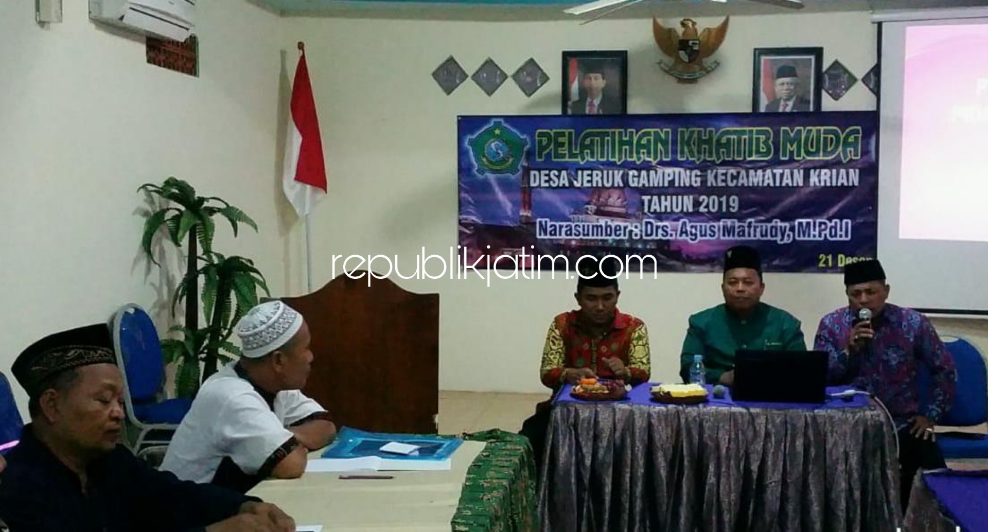 PELATIHAN - Kades Jerukgamping, Kecamatan Krian, Sidoarjo, Moch Lubis Heryono memberikan pelatihan Khotib Muda di Balai Desa, Sabtu (21/12/2019).