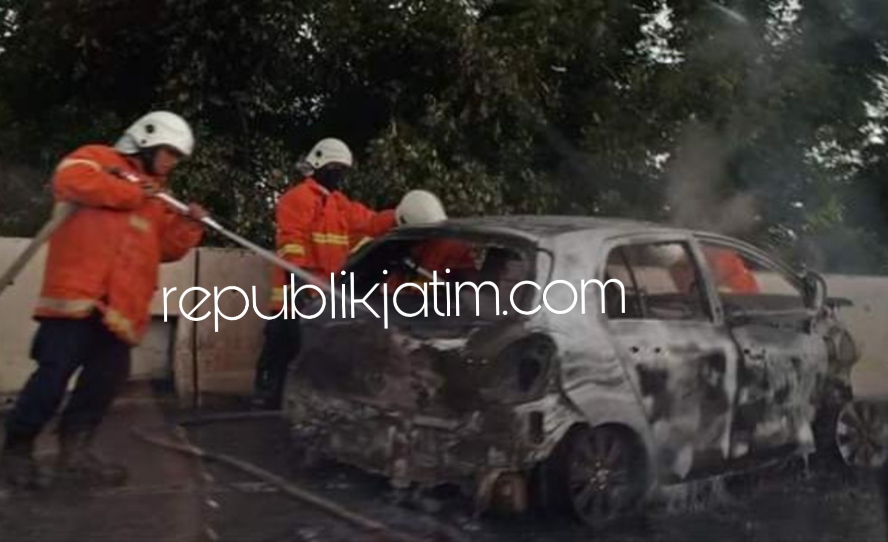 LUDES TERBAKAR - Sebuah mobil Toyota Yaris bernopol L 1680 WA yang dikemudikan, HPS (17) pelajar asal Kelurahan Tambakrejo VII, Surabaya ludes terbakar di Jalan Tol Juanda - Waru, Sidoarjo, Sabtu (22/12/2018) sore.