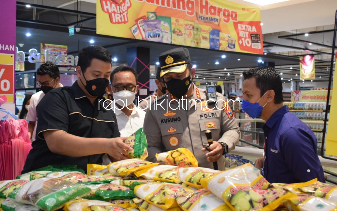 CEK - Kapolresta Sidoarjo mengecek sejumlah barang dagangan di mal dan pusat perbelanjaan di Sidoarjo menjelang Natal 2021 dan Tahun Baru 2022 (Nataru), Rabu (22/12/2021).