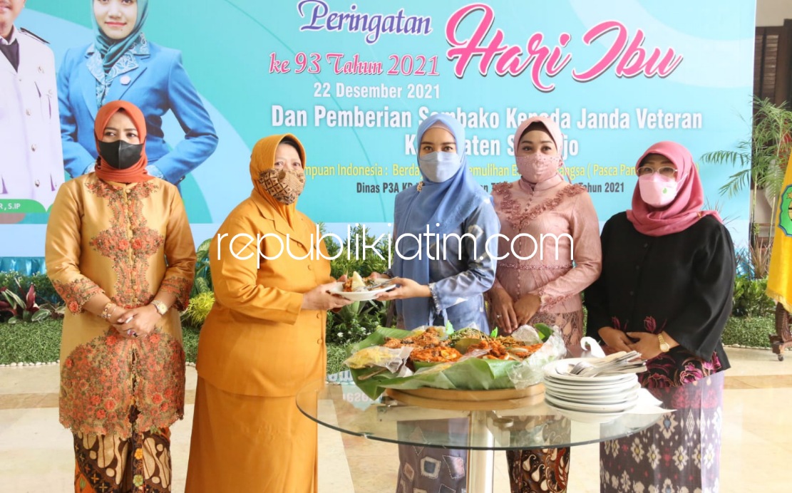 SANTUNAN - Dinas P3AKB dan TP PKK Sidoarjo menggelar Peringatan Hari Ibu (PHI) ke 93 Tahun 2021 dengan pemberian 250 paket sembako kepada janda veteran di Sidoarjo di Pendopo Delta Wibawa, Rabu (22/12/2021). 