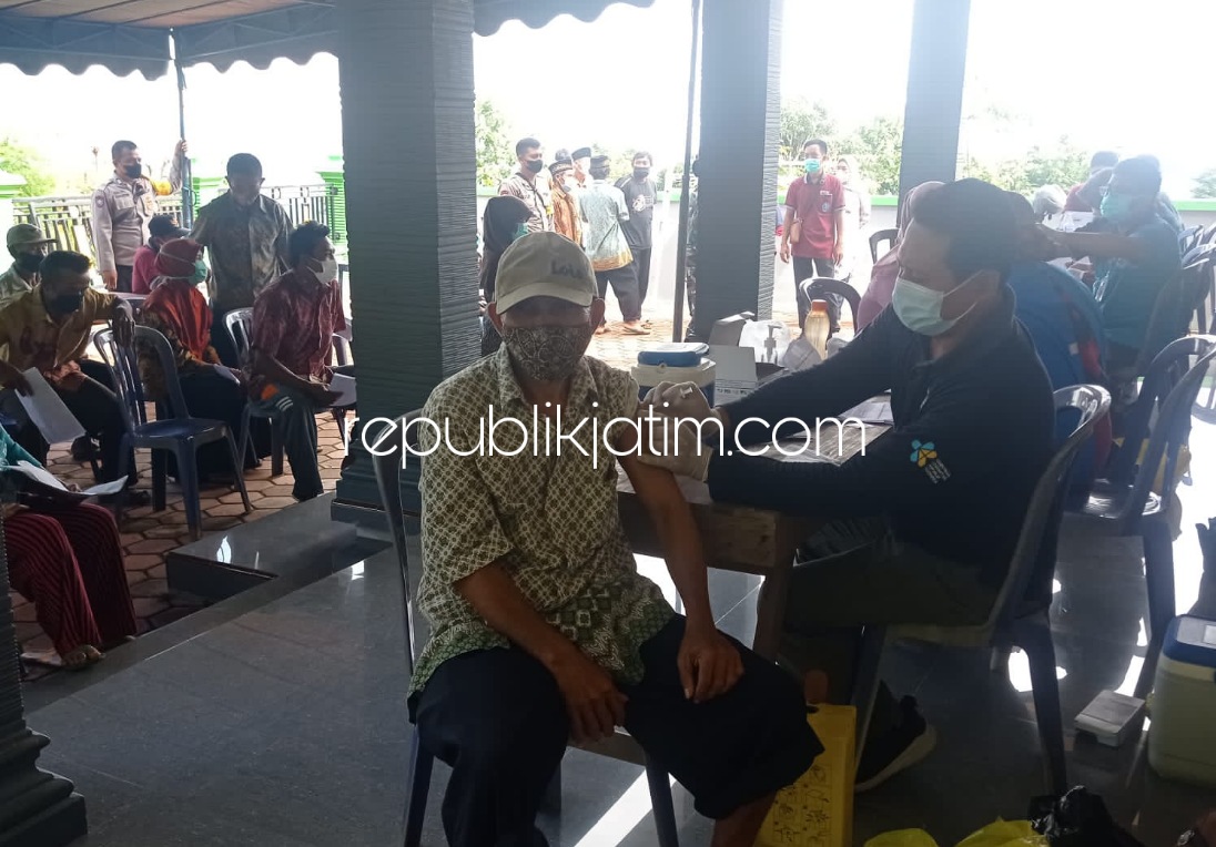 VAKSIN - Ratusan warga Dusun Bungur, Desa Munggu, Kecamatan Bungkal, Ponorogo antusias mengikuti vaksin yang digelar di salah satu rumah warga setempat itu, Rabu (22/12/2021).