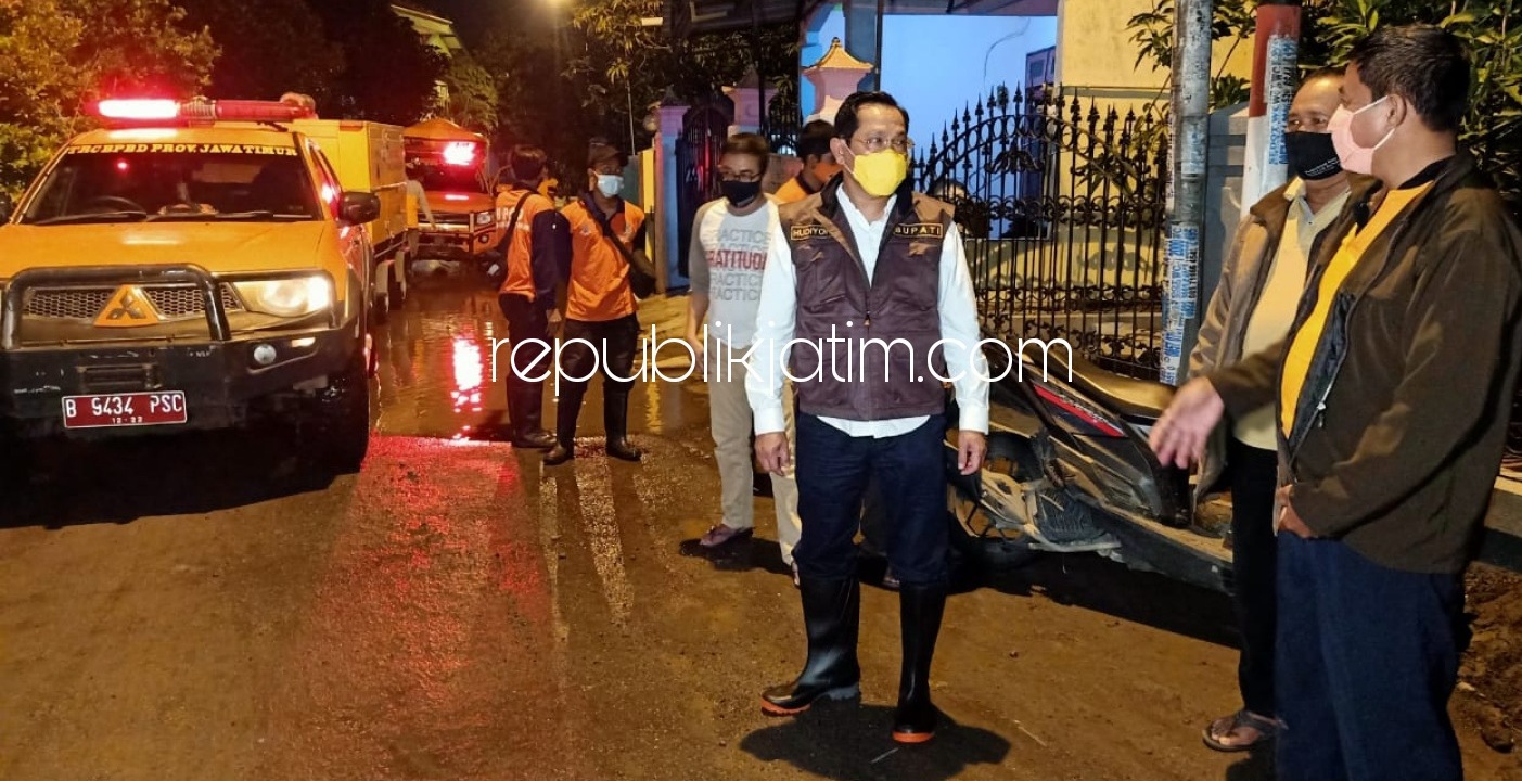 POMPA - Upaya penanganan banjir di 3 desa di Kecamatan Tanggulangin dilakukan Pj Bupati Sidoarjo, Hudiyono dengan mendatangkan satu unit pompa air dikirim dari BPBD Pemprov Jatim ke Balai Desa Banjarpanji, Senin (21/12/2020) malam.