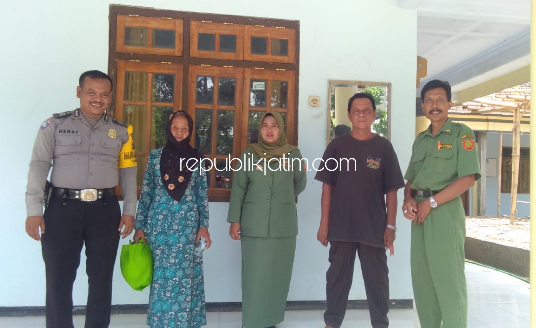 TERSESAT - Brigadir Herry saat menjemput Mbah Sukarmi di Balai Desa Lengkong, Kecamatan Sukorejo, Ponorogo bersama perangkat Desa Maguwan Sambit, Senin (23/12/2019).