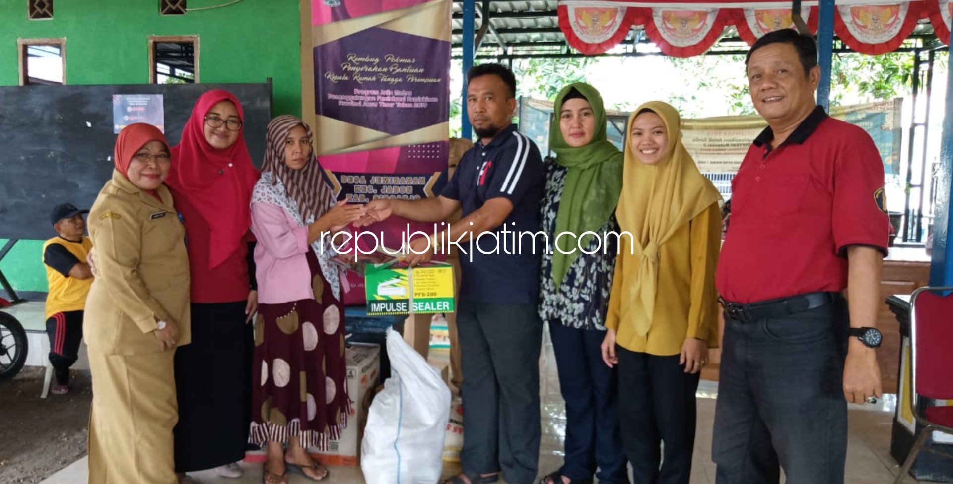 BANTUAN - Kepala Desa Jemirahan, kecamatan Jabon, Khoiruth Tholab didampingi Koordinator Pendamping Program Jalin Matra Sidoarjo, Kasmuin menyerahkan bantuan kepada 13 penerima di balai desa setempat, Senin (23/12/2019).