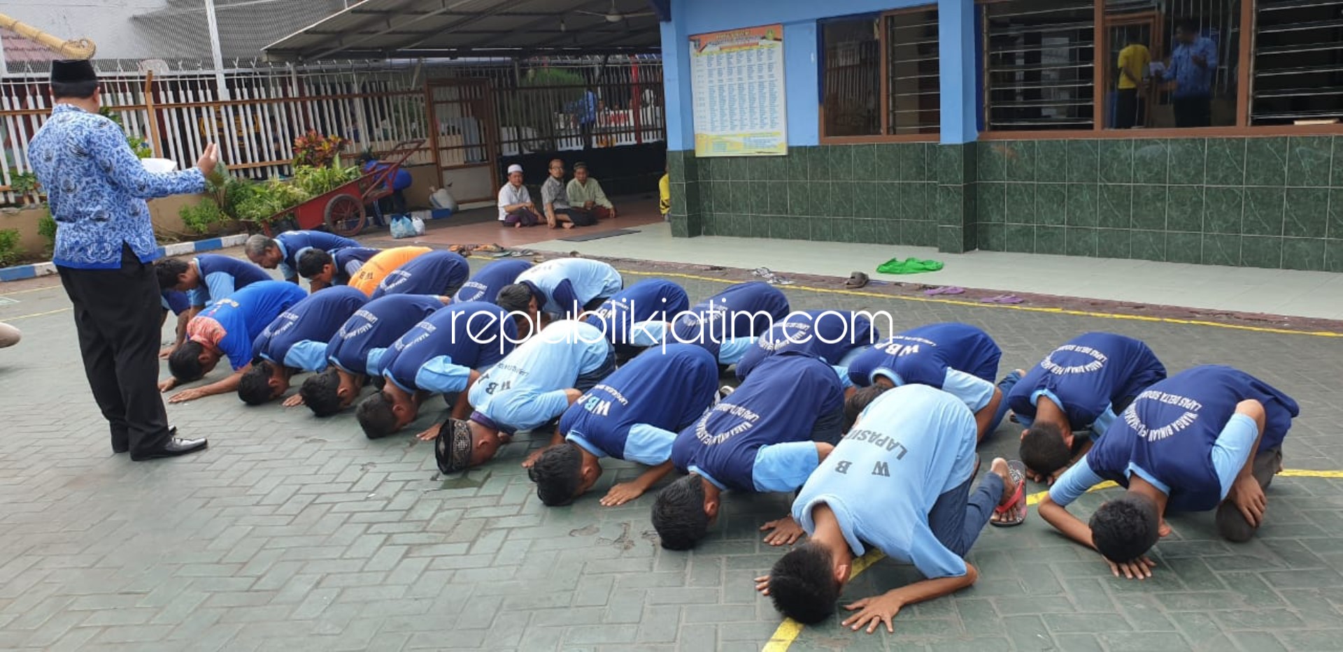 SUJUD SYUKUR - Sebanyak 22 narapidana Lapas Delta Sidoarjo sujud syukur karena dibebaskan hari ini melalui cash program, Senin (23/12/2019). 