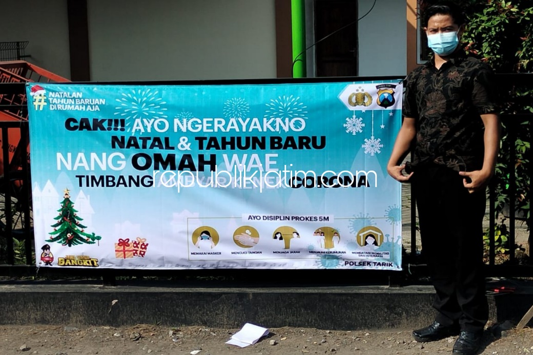 HIMBAUAN - Polresta Sidoarjo dan jajaran memasang spanduk himbauan agar semua warga Sidoarjo waspada varian baru Omicron dengan mematuhi protokol kesehatan dan tidak merayakan Nataru, Kamis (23/12/2021). 
