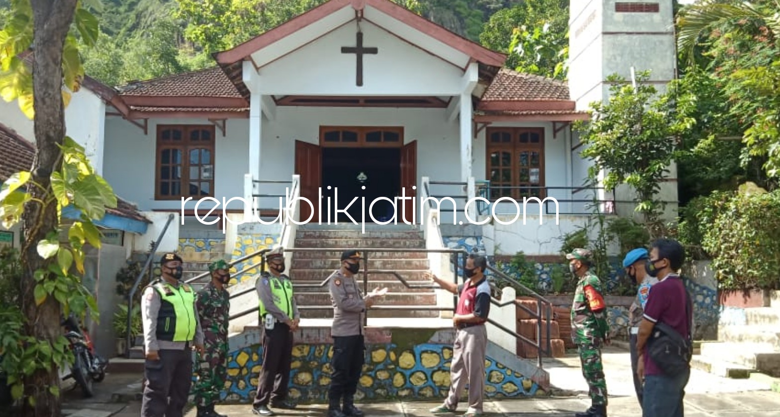 CEK GEREJA - Kapolsek Slahung AKP Haryono bersama anggotanya saat mengecek gereja di Slahung, Ponorogo, Rabu (23/12/2020).
