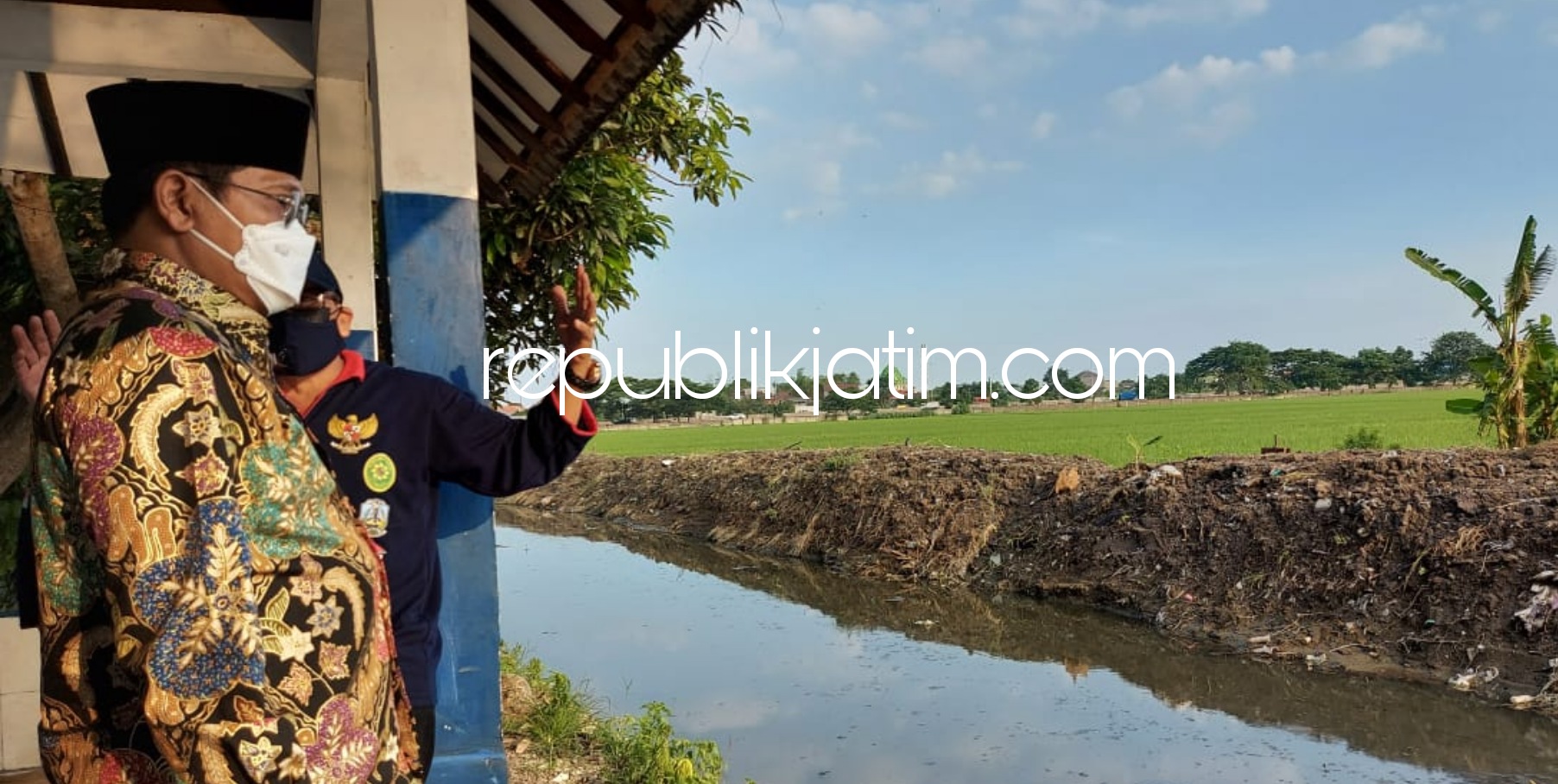 APRESIASI - Bupati Sidoarjo, Hudiyono melihat langsung kali Avour yang dulunya kumuh sekarang sudah bersih Taman Pondok Jati, Kelurahan Geluran, Kecamatan Taman untuk jadikan Wisata Kampoeng, Rabu (23/12/2020).