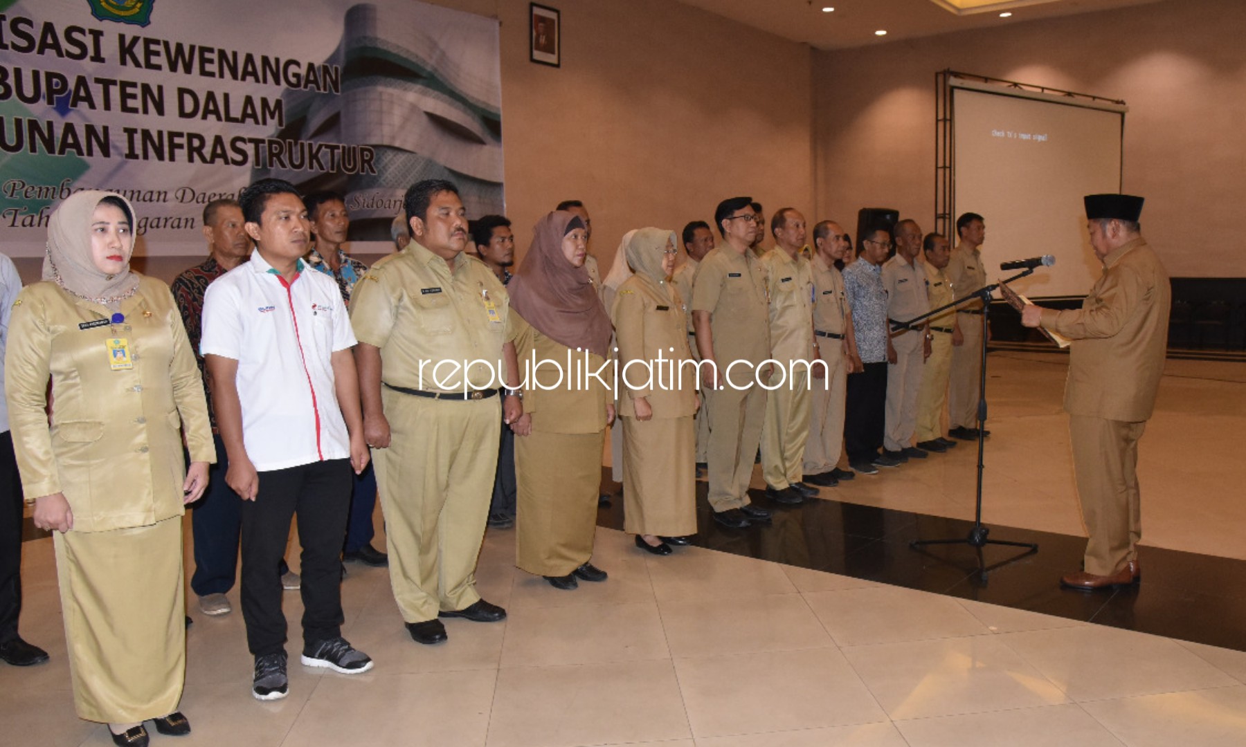 KUKUHKAN - Bupati Sidoarjo, Saiful Ilah mengukuhkan Komisi Irigasi Sidoarjo, di Ballroom Sun City Hotel, Senin (23/11/2019).