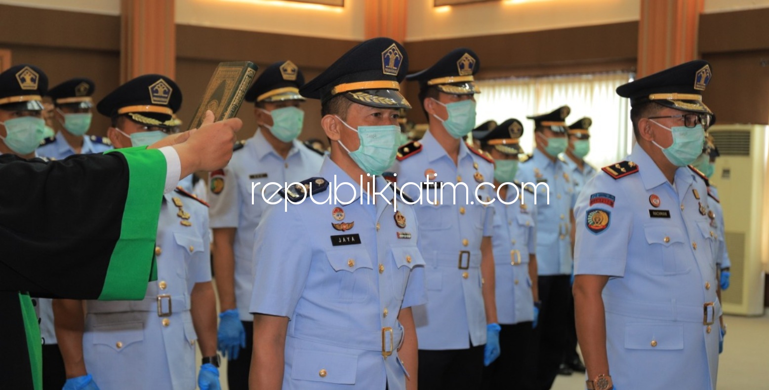 LANTIK - Kakanwil Kemenkumham Jatim, Krismono melantik dan mengambil sumpah 37 pejabat administrasi di lingkungan Kanwil Kemenkumham Jatim, Rabu (23/12/2020).
