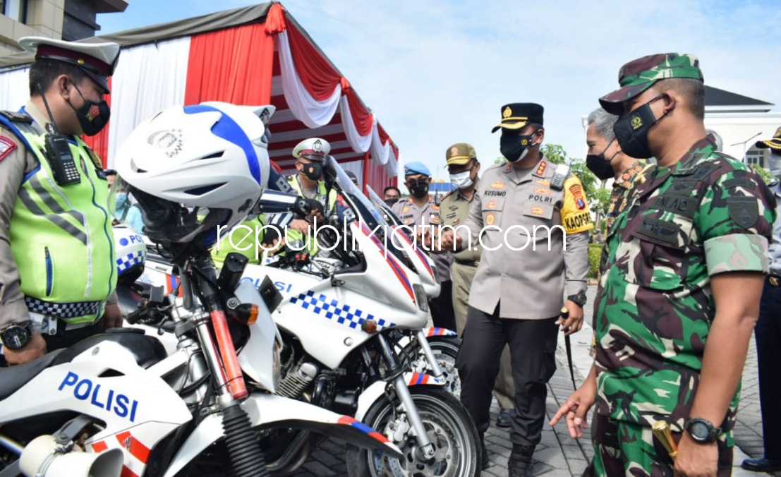 APEL - Kapolresta Sidoarjo Kombes Pol Kusumo Wahyu Bintoro memimpin apel 750 personel gabungan yang diturunkan untuk mengamankan misa Natal 2021 di Lapangan Polresta Sidoarjo, Kamis (23/12/2021).