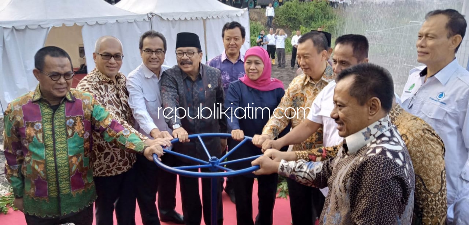 RESMIKAN - Gubernur Jatim, Khofifah Indar Parawansa meresmikan proyek Kerjasama Pemerintah dan Badan Usaha (KPBU) SPAM Umbulan diresmikan (soft launching) di Rumah Meter Porong PDAM di sisi barat jalan Arteri Porong Sidoarjo, Minggu (22/12/2019) sore.