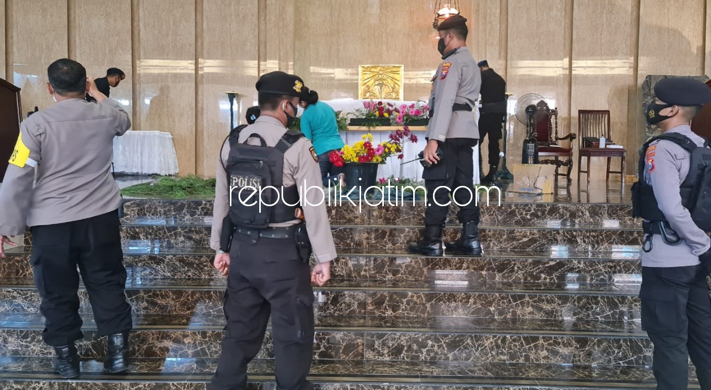 STERILISASI - Untuk mengamankan ibadah Natal 2020, tim Penjinak Bom (Jibom) Satuan Brimob Polda Jatim mensterilisasi sejumlah gereja di Sidoarjo, Kamis (24/12/2020).