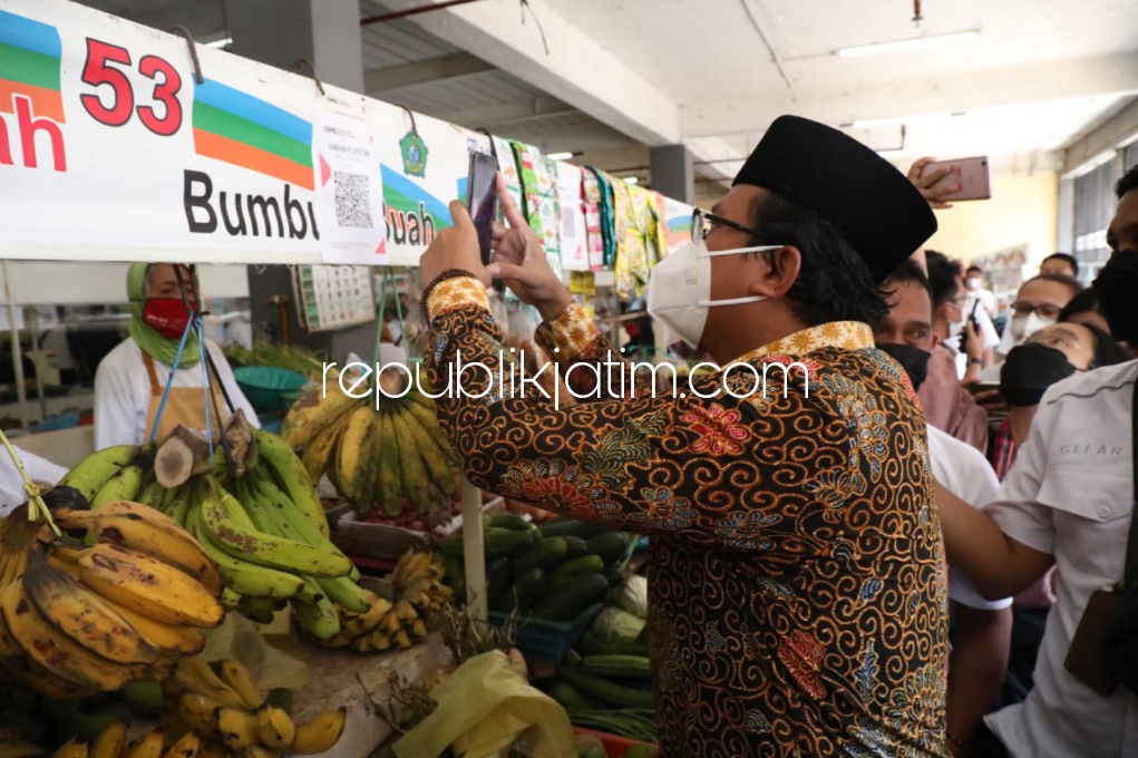 QRIS - Bupati Sidoarjo, Ahmad Muhdlor Ali (Gus Muhdlor) mulai meluncurkan program digitalisasi transaksi di pasar tradisional menggunakan QR Code Indonesian Standard (QRIS) dengan pilot project Pasar Pekauman Kelurahan Jetis, Sidoarjo, Jumat (24/12/2021).