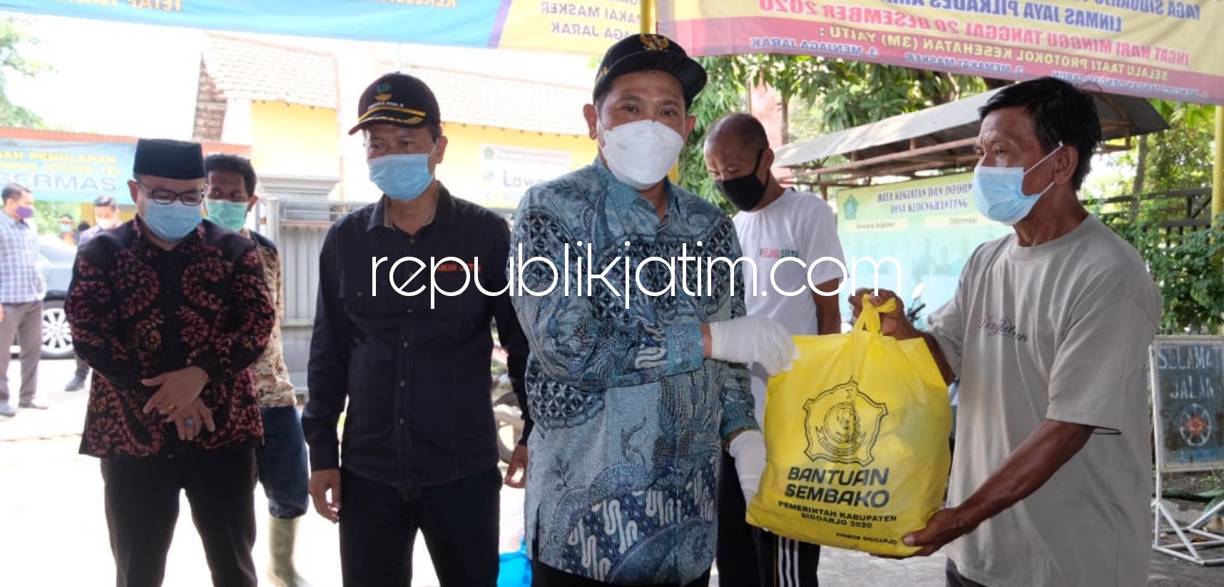 BANTUAN - Pj Bupati Sidoarjo, Hudiyono dan Ketua DPRD, Usman menyerahkan bantuan 754 paket sembako dari Dinas Sosial kepada korban banjir Desa Kedungbanteng dan Banjarasri, Kecamatan Tanggulangin, Sidoarjo, Kamis (24/12/2020).