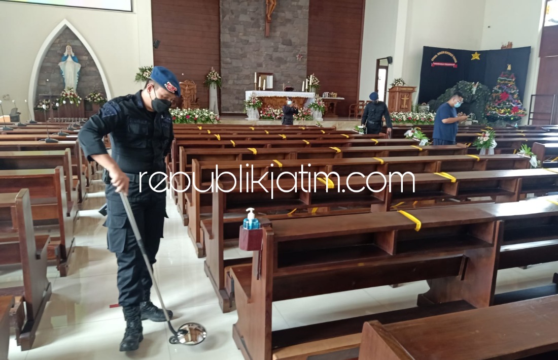 STERILISASI - Amankan ibadah Misa Natal 2021 dari ancaman teror, tim jibom gegana Satbrimob Polda Jatim melakukan sterilisasi sejumlah gereja di Sidoarjo menggunakan metal detector, Jumat (24/12/2021). 