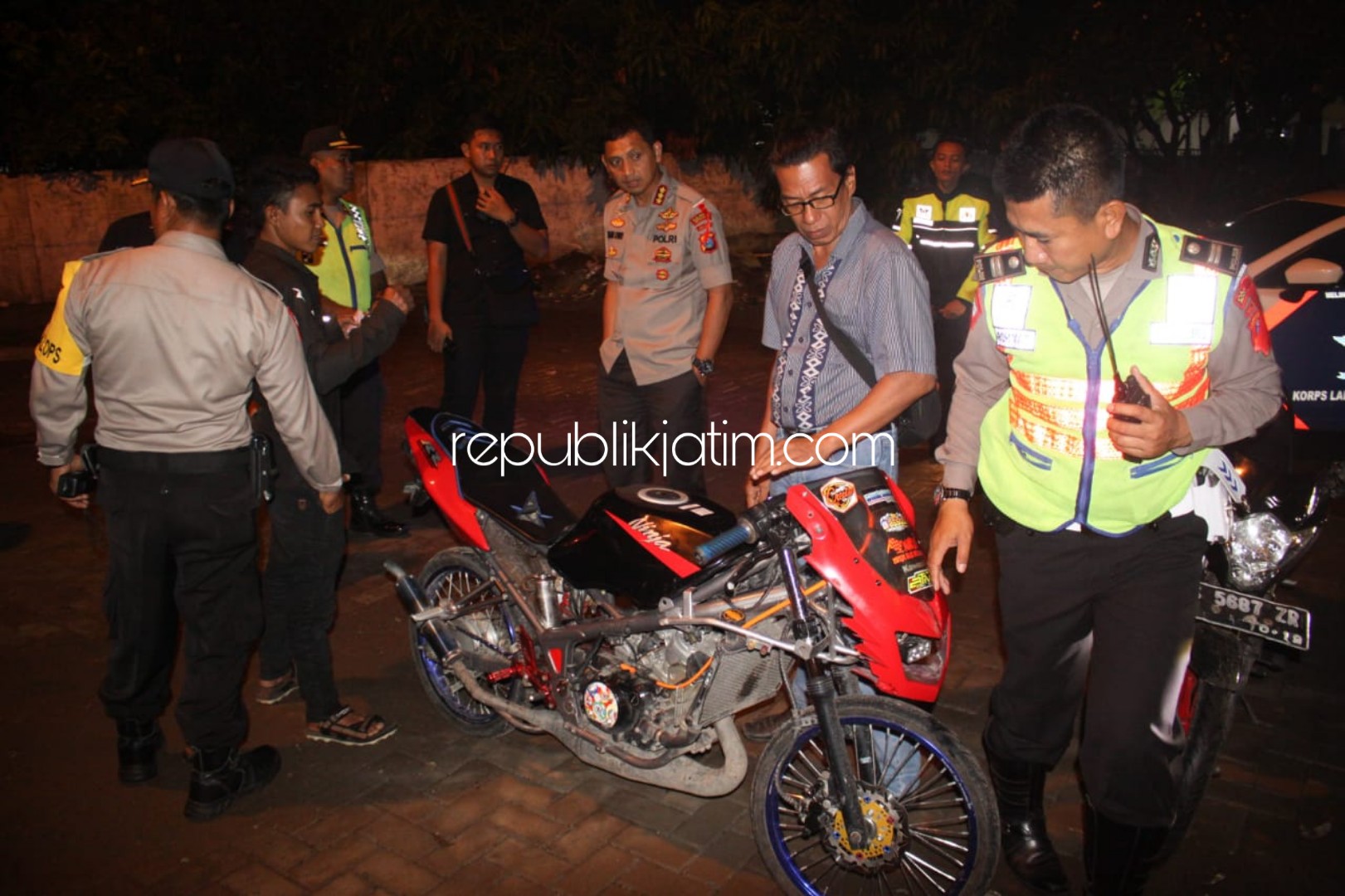 RAZIA - Kapolresta Sidoarjo, Kombes Pol Zain Dwi Nugroho memimpin razia menjelang Natal 2019 dan Tahun Baru 2020 di GOR Sidoarjo, Senin (23/12/2019) malam.