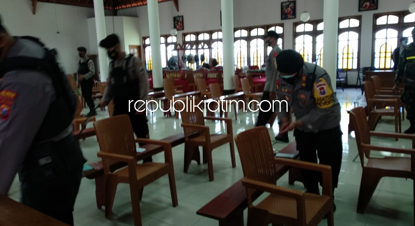 CEK - Kasat Sabhara Polres Ponorogo AKP Edi Suyono memimpin langsung strilisasi gereja terbesar di Ponorogo timur hingga semua sudut tak ada yang luput dari metal dectator, Kamis (24/12/2020). 