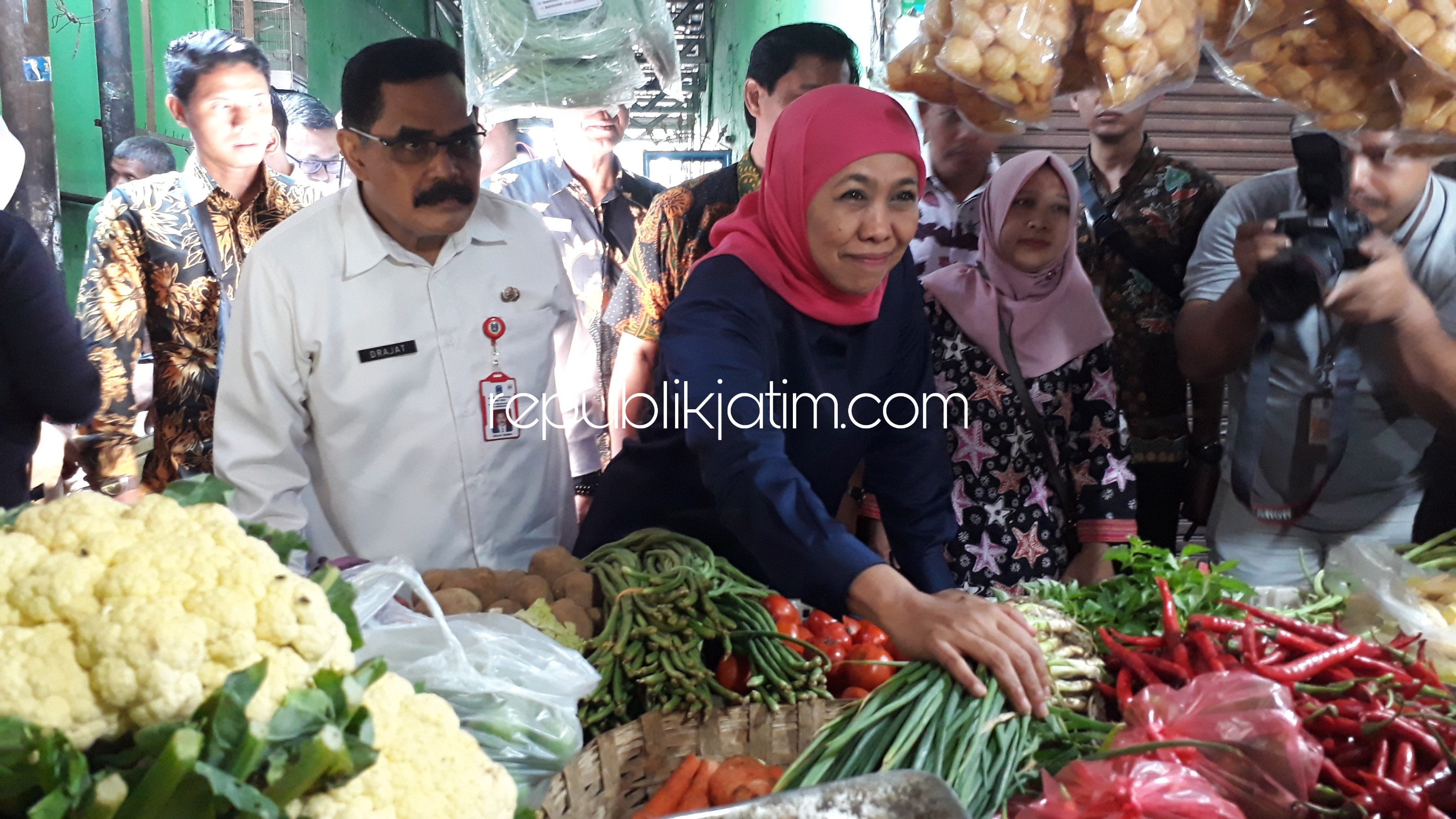SIDAK - Gubernur Jatim, Khofifah Indar Parawansa menggelar sidak harga kebutuhan pokok dan sayuran di Pasar Larangan, Kecamatan Candi, Sidoarjo untuk memastikan stok pangan aman, Selasa (24/12/2019).