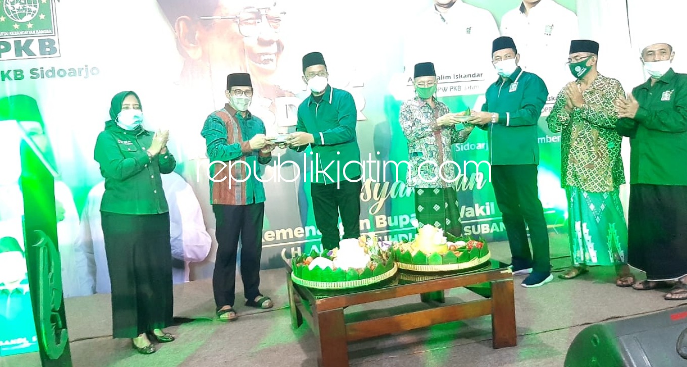 SYUKURAN - DPC PKB Sidoarjo menggelar Haul Ke 11 Gus Dur bersama Ketua DPW PKB Jatim Abdul Halim Iskandar serta Bupati dan Wakil Bupati Sidoarjo terpilih Gus Muhdlor-Subandi beserta banom di kantor PKB Sidoarjo, Kamis (24/12/2020) malam.