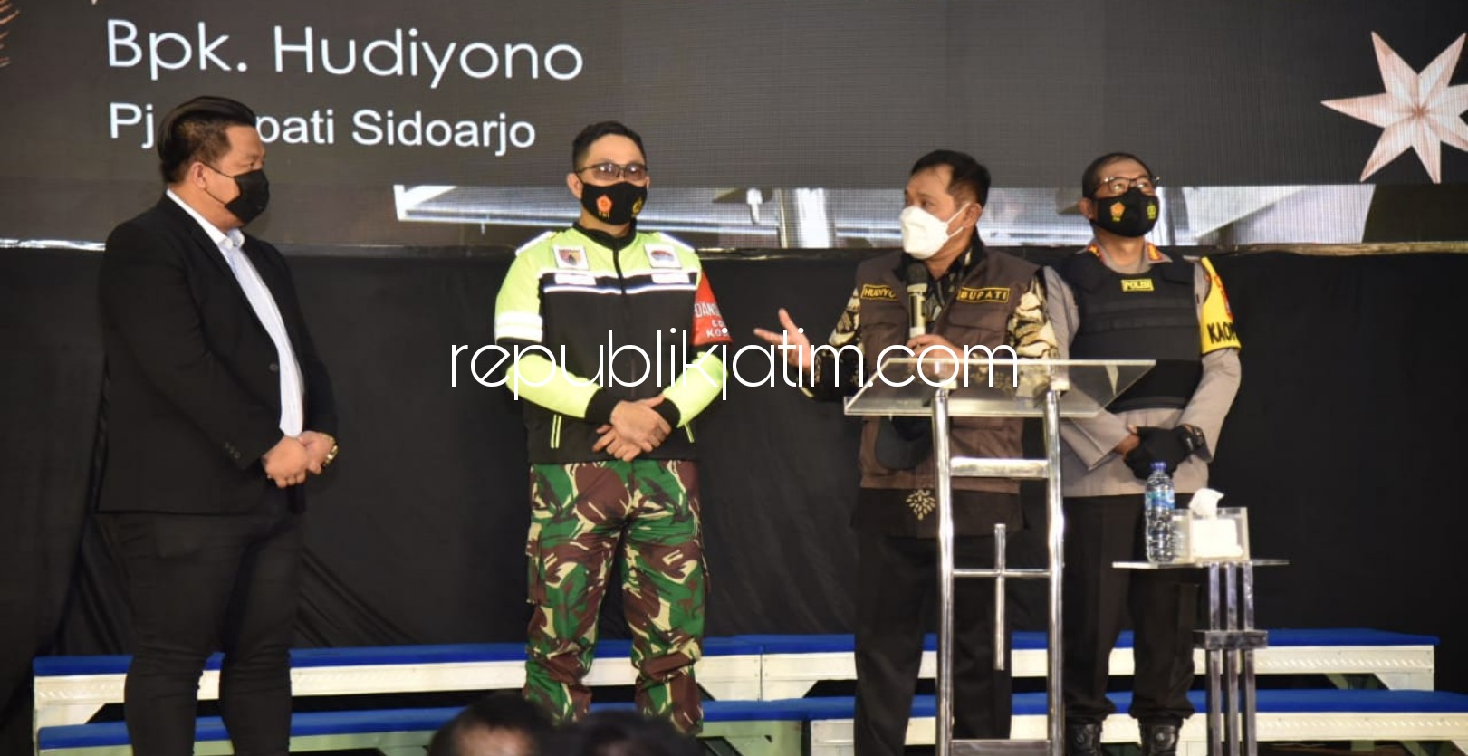 SIDAK - Pj Bupati Sidoarjo, Hudiyono Kapolresta Kombespol Sumardji dan Dandim 0816 Letkol Inf M Iswan Nusi bersama puluhan anggota TNI/Polri berpatroli protokol kesehatan ke sejumlah gereja demi rasa aman dan nyaman selama Misa Natal, Jumat (25/12/2020).