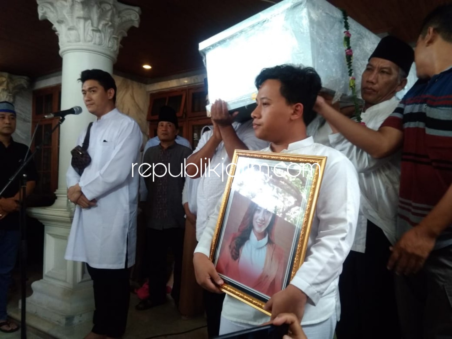 DIMAKAMKAN - Ifan Vokalis Seventeen Bank memberikan sambutan sesaat sebelum prosesi pemakaman istrinya, Dyllan Sahara Putri (26) yang meninggal karena musibah Tsunami di Tanjung Lesung Banten, Selasa (25/12/2018).