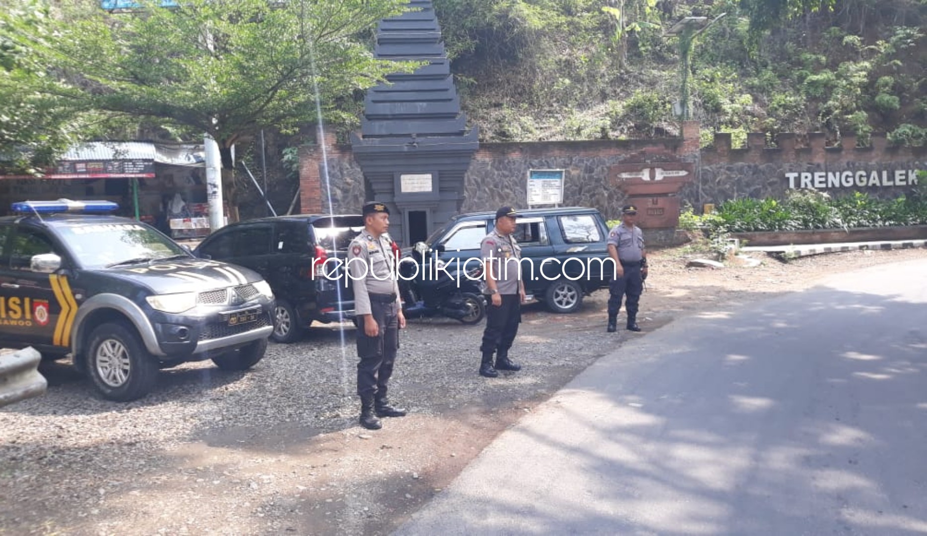 PATROLI - Kapolsek Sawoo, AKP Edi Suyono memimpin patroli di perbatasan Desa Pangkal, Kecamatan Sawoo, Ponorogo dan Desa Nglinggis, Kecamatan Tugu, Trenggalek, Rabu (25/12/2019).