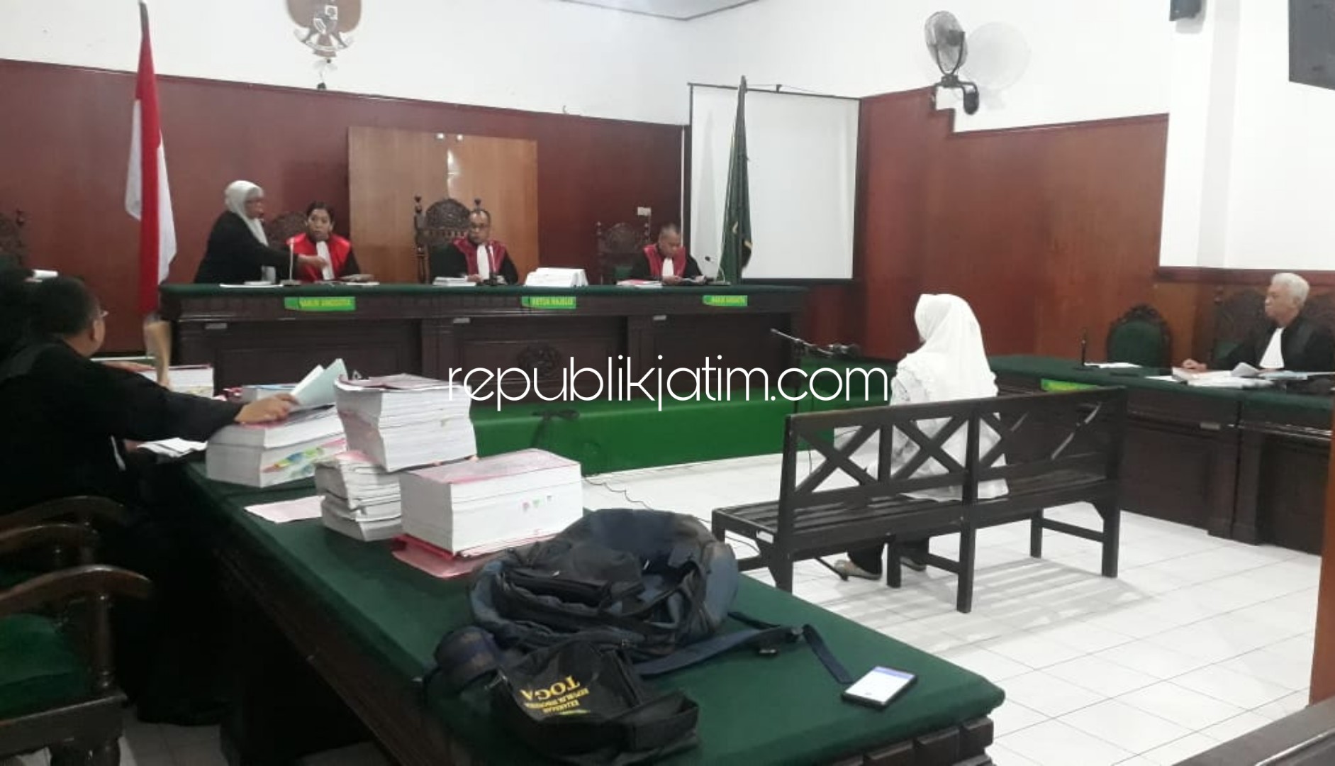 BANTAH - Sidang kesaksian perantara, Jahja Arif dibantah terdakwa, Reny Susetyowardani dalam sidang pemeriksaan para saksi di Pengadilan Negeri Sidoarjo, Senin (23/12/2019) malam.