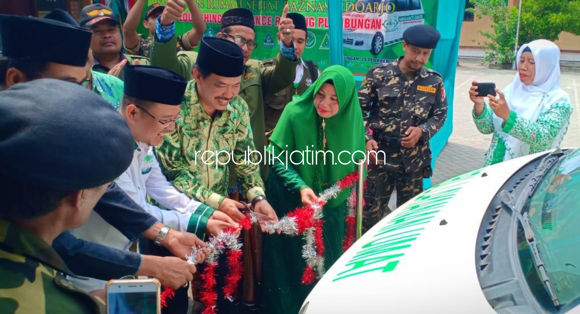 LAUNCHING - Wabup Sidoarjo, Nur Ahmad Syaifuddin melaunching mobil Ambulance Layanan Umat pengurus Lazisnu Ranting Desa Plumbungan, Kecamatan Sukodono, Sidoarjo, Rabu (25/12/2019).