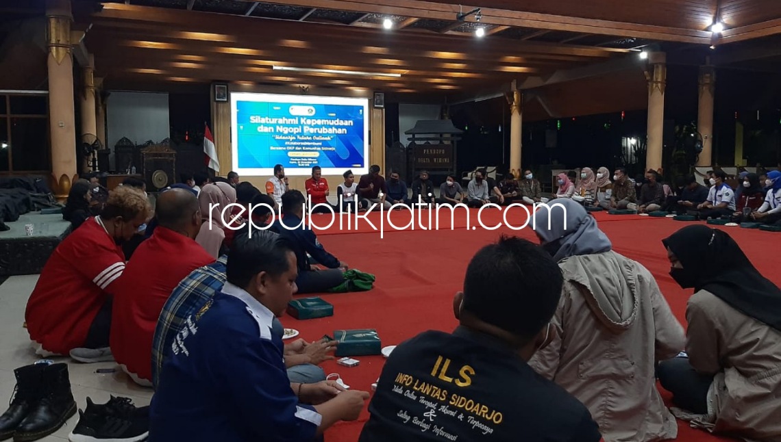 SARASEHAN - Sejumlah komunitas dan pegiat sosial ILS, Kampung Sinau dan lain sebagainya dalam acara silaturahmi kepemudaan dan ngopi perubahan di Pendopo Delta Wibawa, Kamis (23/12/2021) malam.