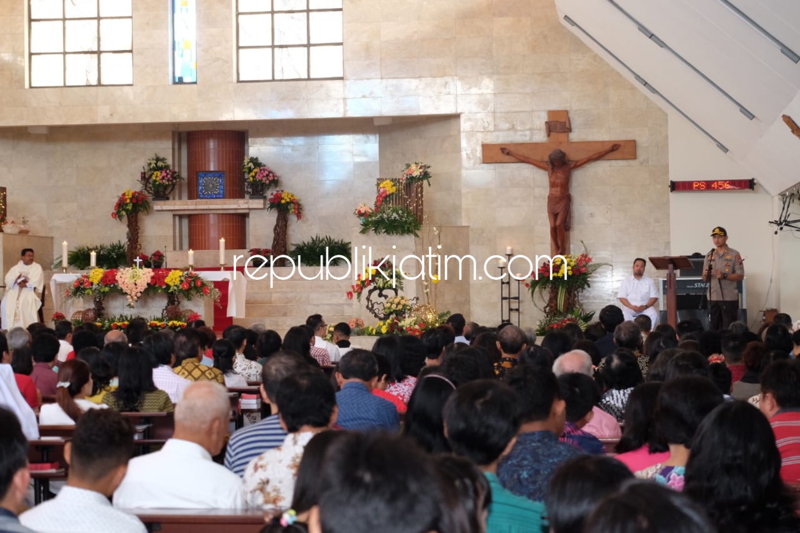 PENGARAHAN - Kapolresta Sidoarjo, AKBP Zain Dwi Nugroho memberikan arahan dan mengawal pengamanan Hari Raya Natal Tahun 2018 di Gereja Santa Maria JL Monginsidi Sidoarjo, Selasa (25/12/2018).