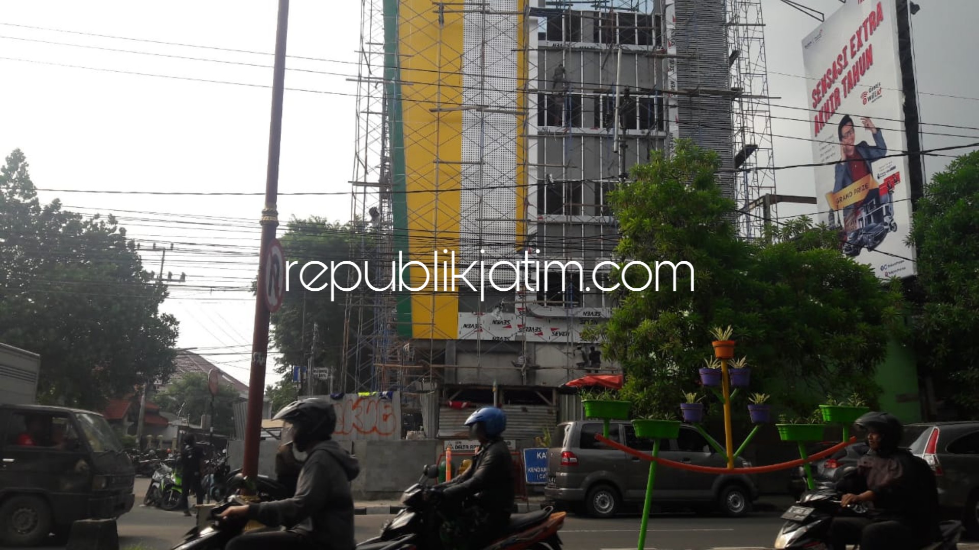 BELUM RAMPUNG - Proyek pembangunan gedung BPR Delta Artha Sidoarjo yang menelan anggaran Rp 13,8 miliar belum rampung meski kontraknya bakal habis 28 Desember 2018 besok, Rabu (26/12/2018).