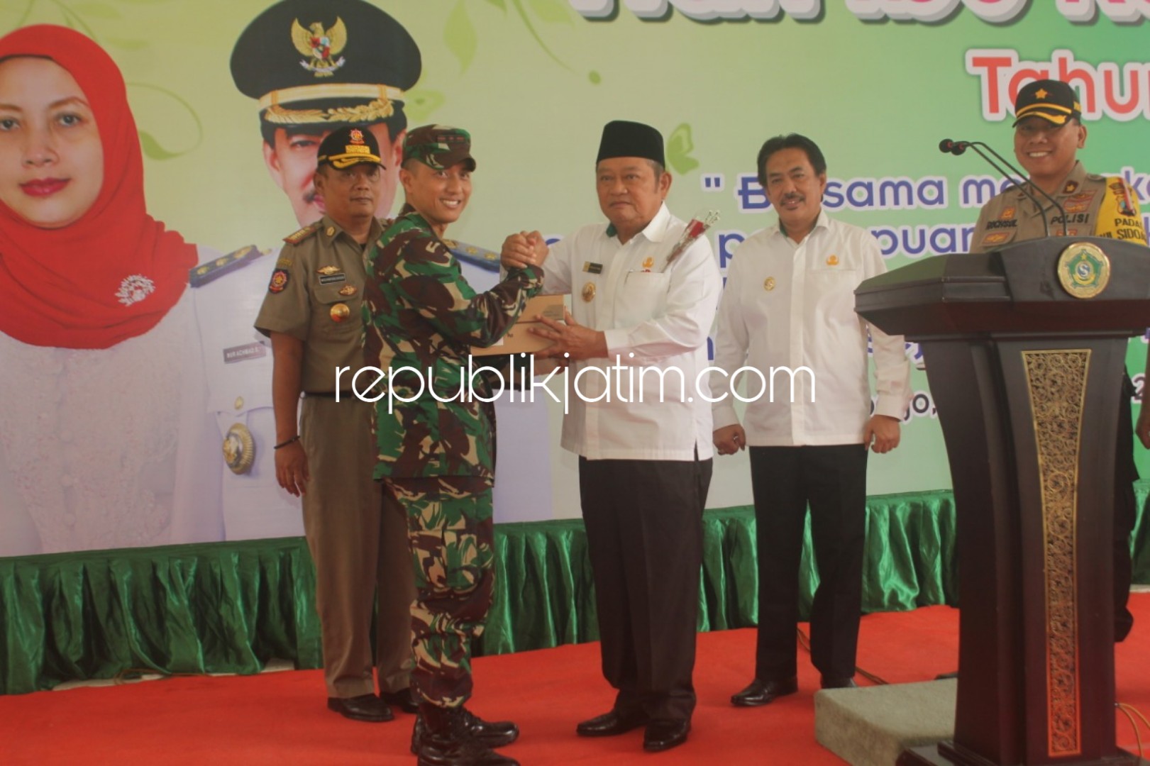 SERAHKAN - Bupati Sidoarjo, Saiful Ilah menyerahkan bantuan 80 unit HT dan 40 Radio Rig ke Dandim 0816 Sidoarjo, Letkol Kav Arief Cahyo Widodo di Pendopo Delta Wibawa, Rabu (26/12/2018).
